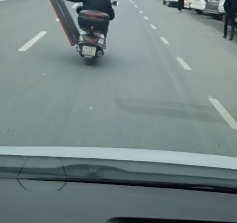 esenyurtta-akan-trafikte-hayrete-dusuren-goruntu-ESNhA7HQ.jpg