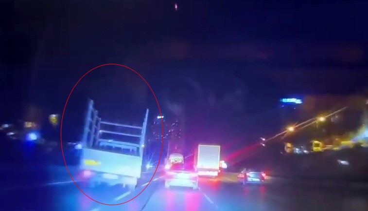 Esenyurt’ta alkollü sürücü makas atıp kaza yaptı; o anlar kamerada 4 esenyurtta alkollu surucu makas atip kaza yapti o anlar kamerada 0