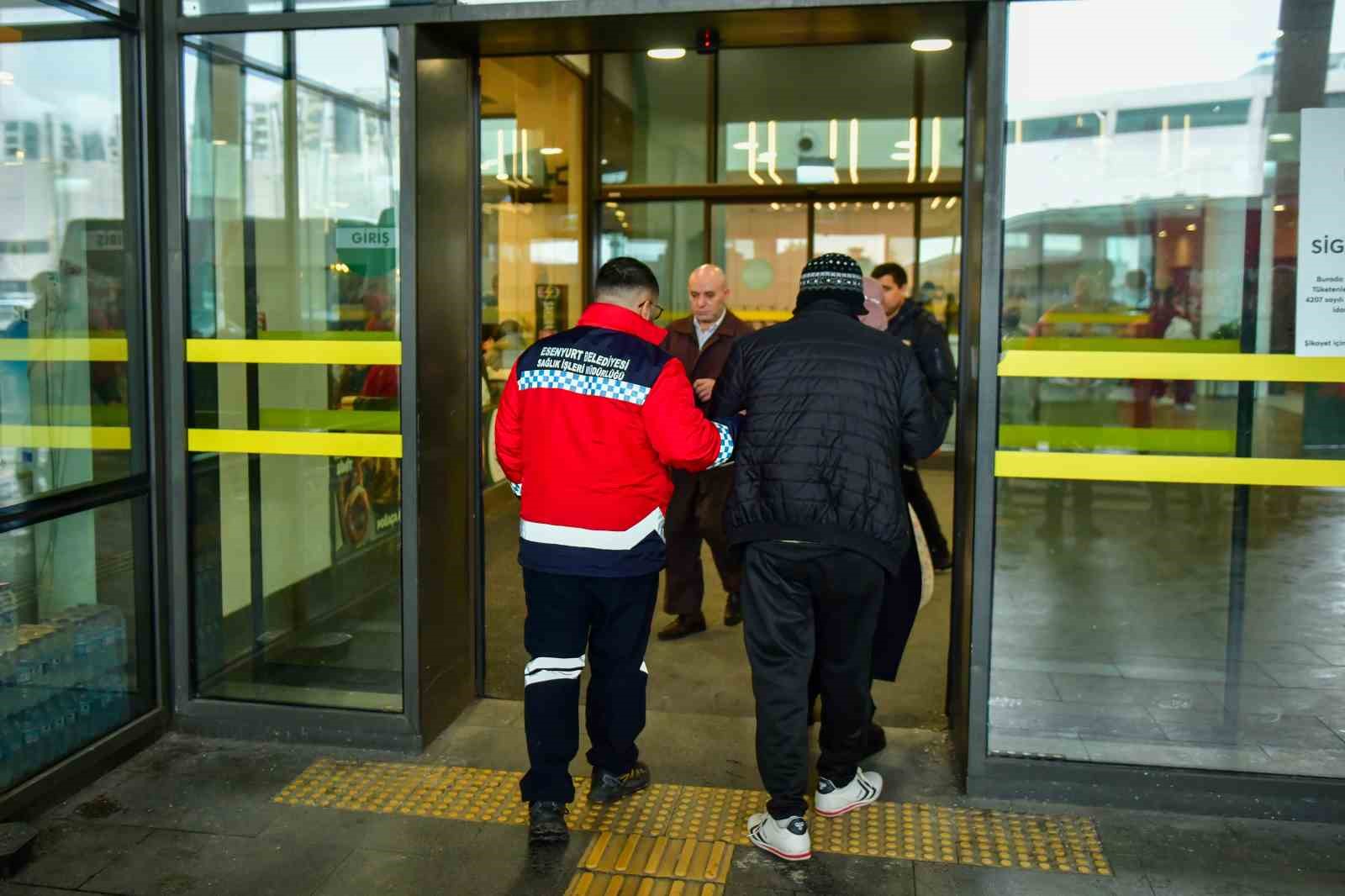 Esenyurt’ta ambulansla hasta nakil hizmeti aralıksız sürüyor 6 esenyurtta ambulansla hasta nakil hizmeti araliksiz suruyor 2