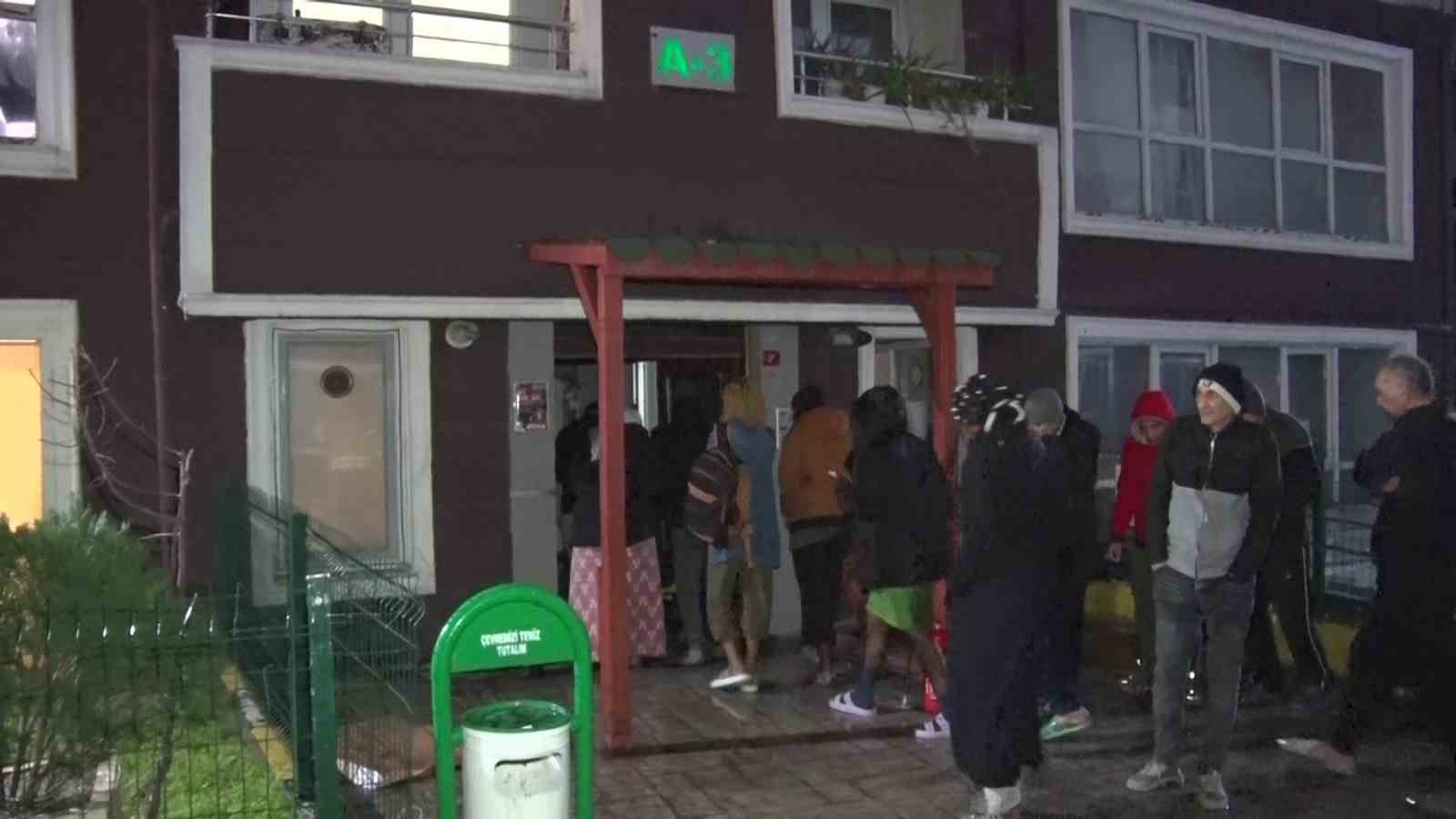 esenyurtta apartmanda cikan yanginda 4 kisi dumandan etkilendi 6 dXh5UcBV