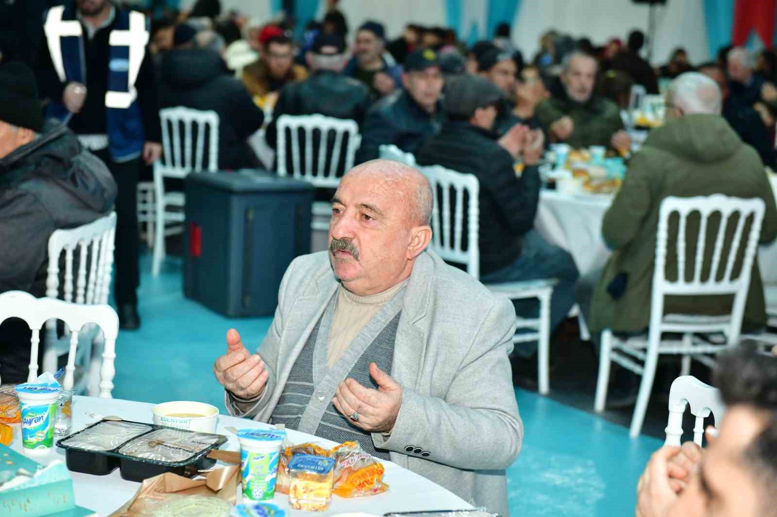 esenyurtta baskan vekili can aksoy ilk iftarini sehit ailesiyle acti 5 cclyWwwI