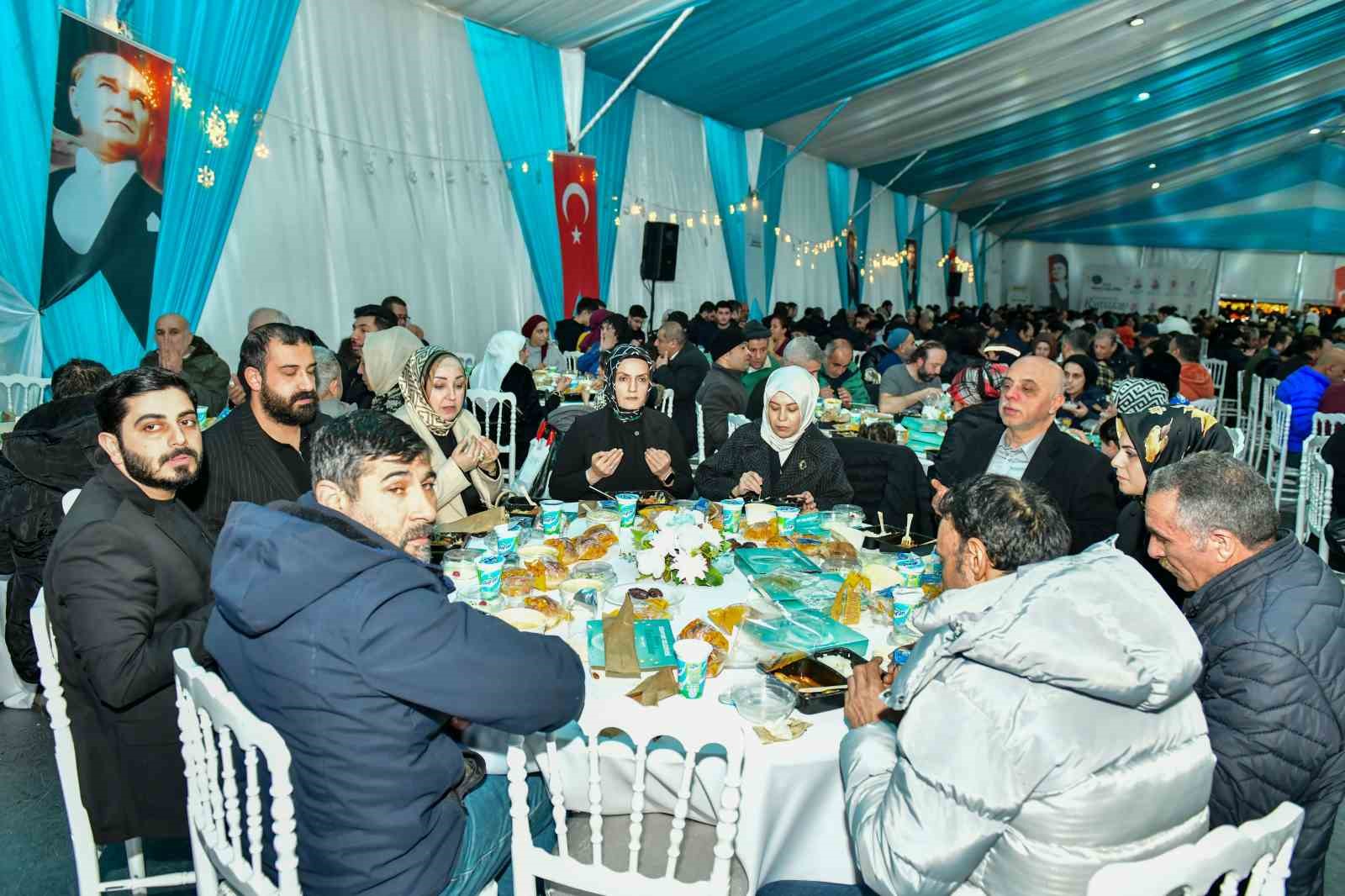 esenyurtta baskan vekili can aksoy ilk iftarini sehit ailesiyle acti 8 ft4vzN6J