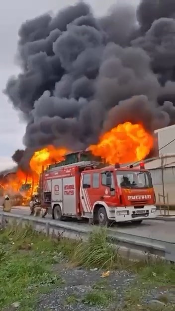 esenyurtta bir zincir market deposunda yangin cikti olay yerine cok sayida itfaiye ekibi sevk TAT3lVds