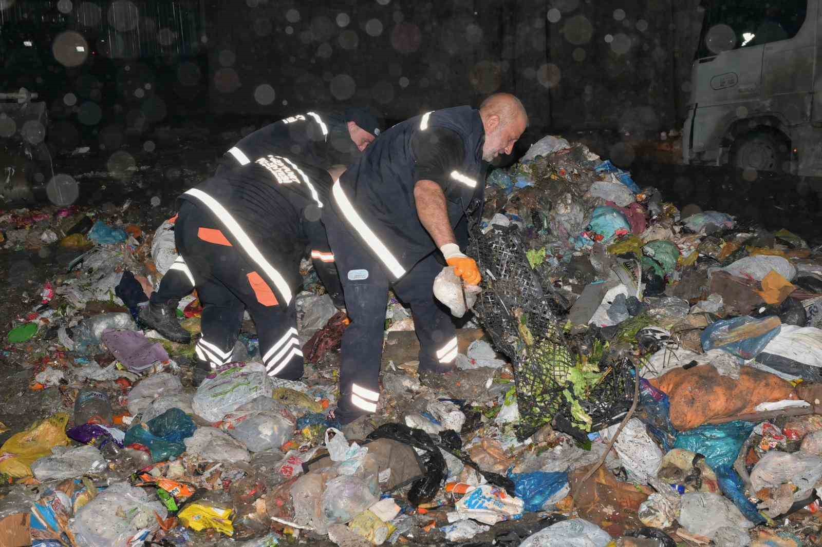 Esenyurt’ta çöpten servet çıktı: 1 milyon 200 bin TL’lik altın sahibine teslim edildi 5 esenyurtta copten servet cikti 1 milyon 200 bin tllik altin sahibine teslim edildi 1 Qh8zcKpn