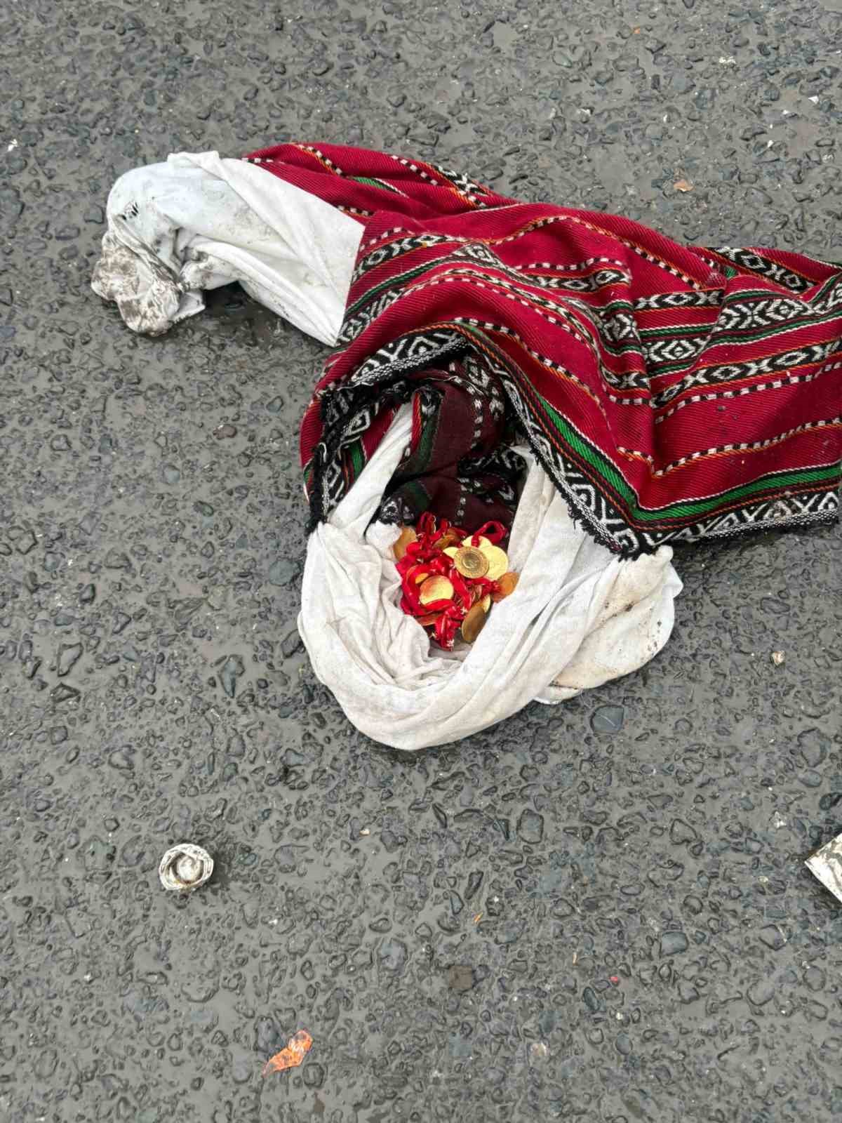 Esenyurt’ta çöpten servet çıktı: 1 milyon 200 bin TL’lik altın sahibine teslim edildi 7 esenyurtta copten servet cikti 1 milyon 200 bin tllik altin sahibine teslim edildi 3 rJu383Fl