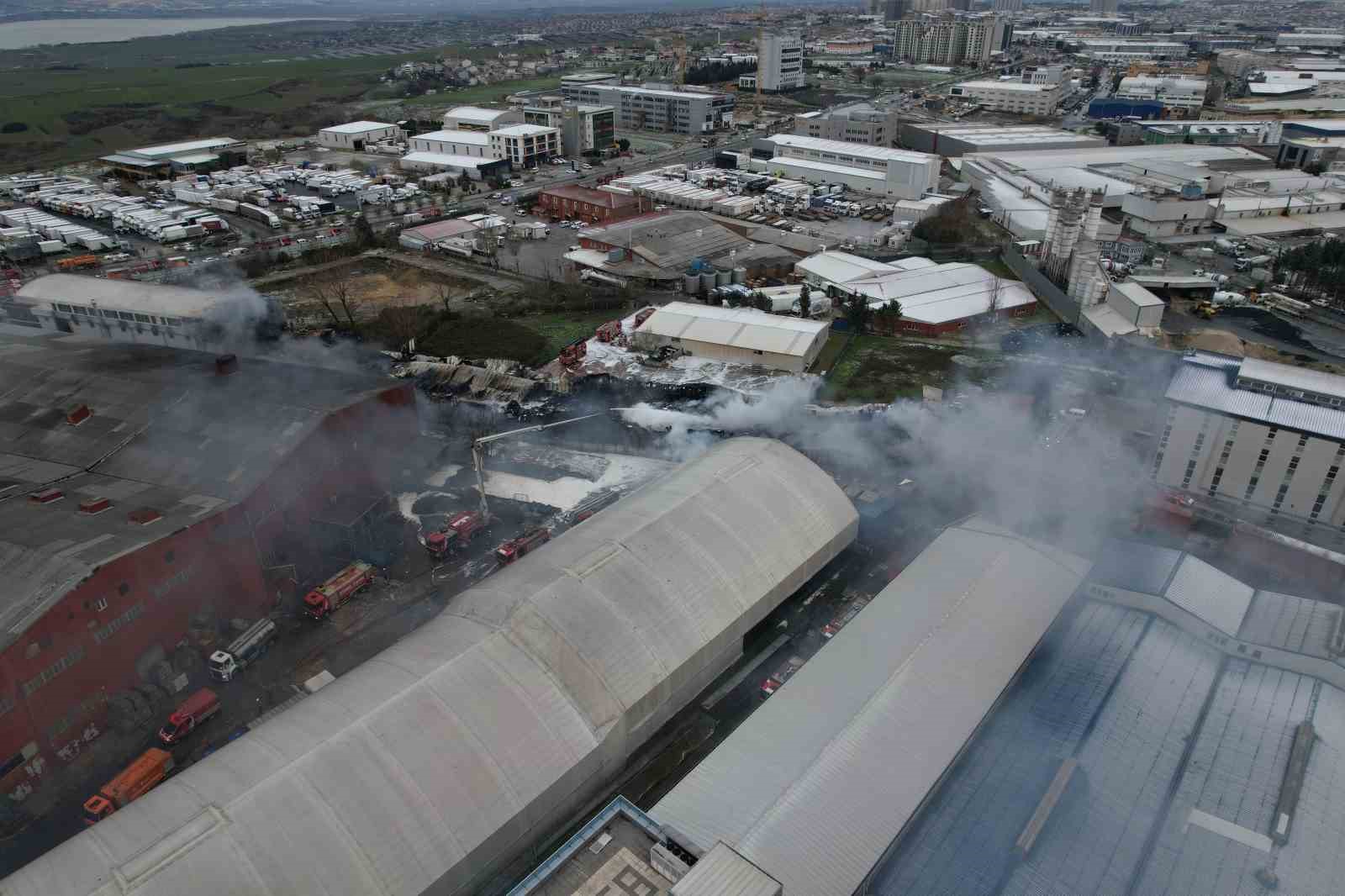 esenyurtta devam eden fabrika yangini havadan goruntulendi 0 mAbDgMQT