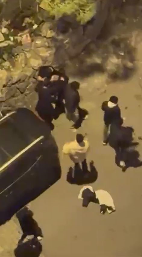 Esenyurt’ta gençler birbirine girdi, sokaklar savaş alanına döndü 5 esenyurtta gencler birbirine girdi sokaklar savas alanina dondu 1 C25JVEFM