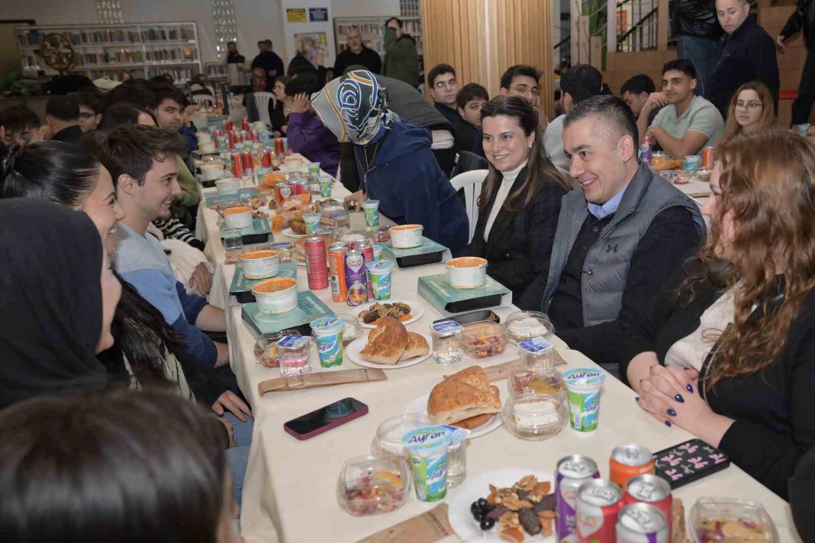 esenyurtta genclerle iftar bulusmasi 1 S64VGddW