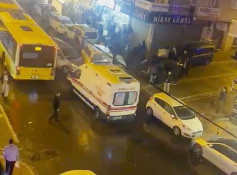 esenyurtta hafif ticari aracin carptigi adam yaralandi o anlar kamerada 1 32J3V68G