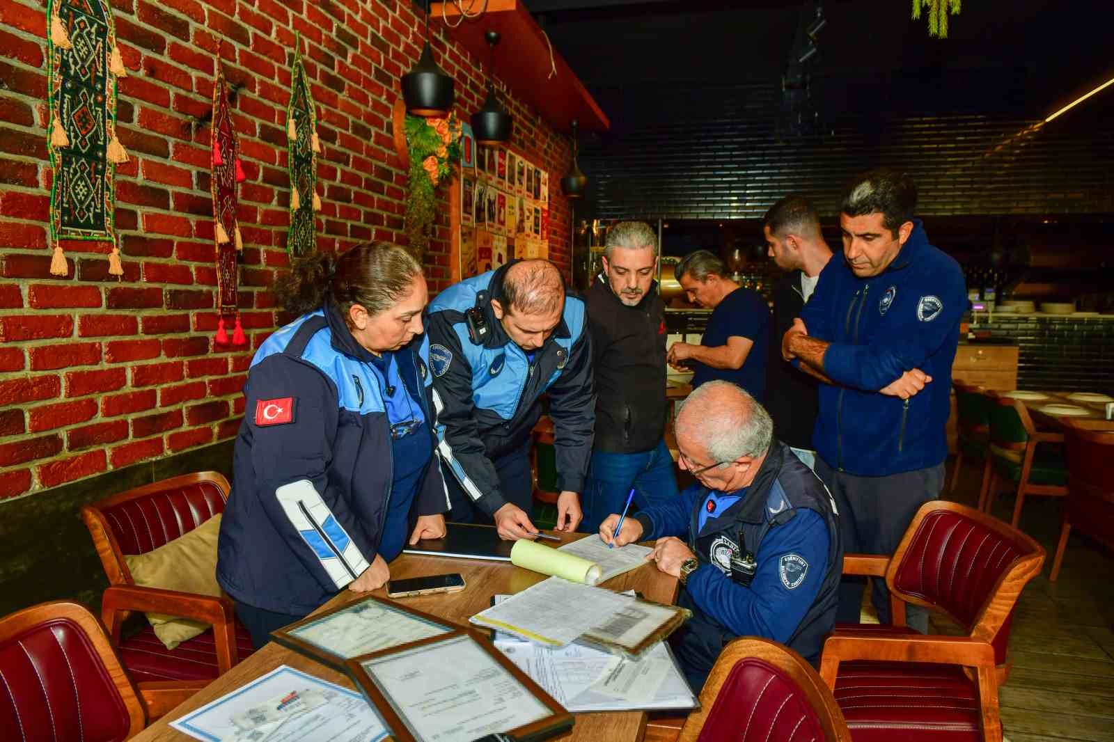 esenyurtta hijyen alarmi sagliksiz sartlarda uretim yapan restorana en ust sinirdan ceza 0 Xn2YnnPv