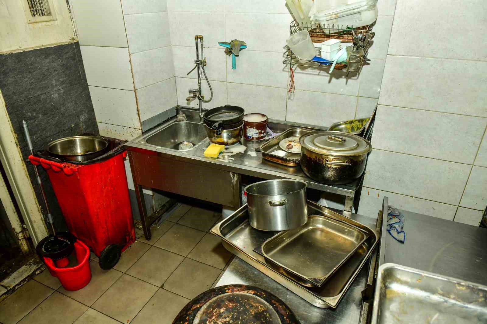 esenyurtta hijyen alarmi sagliksiz sartlarda uretim yapan restorana en ust sinirdan ceza 2 Jpjim38r