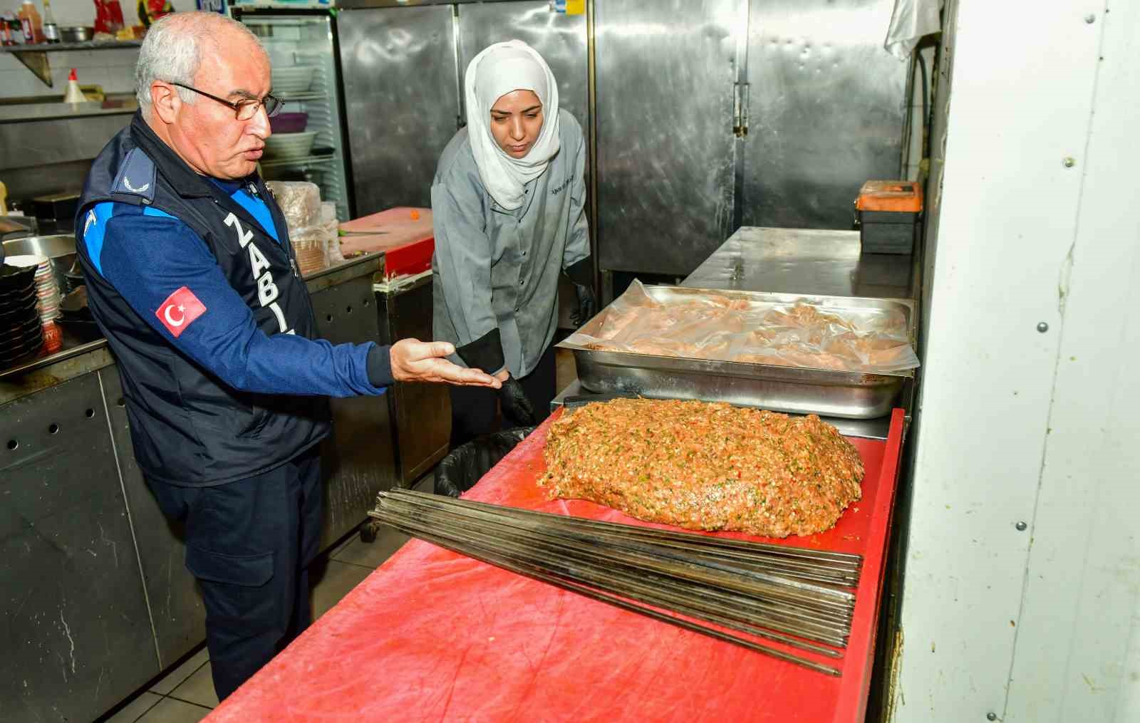 esenyurtta hijyen alarmi sagliksiz sartlarda uretim yapan restorana en ust sinirdan ceza 5 2qsierO7