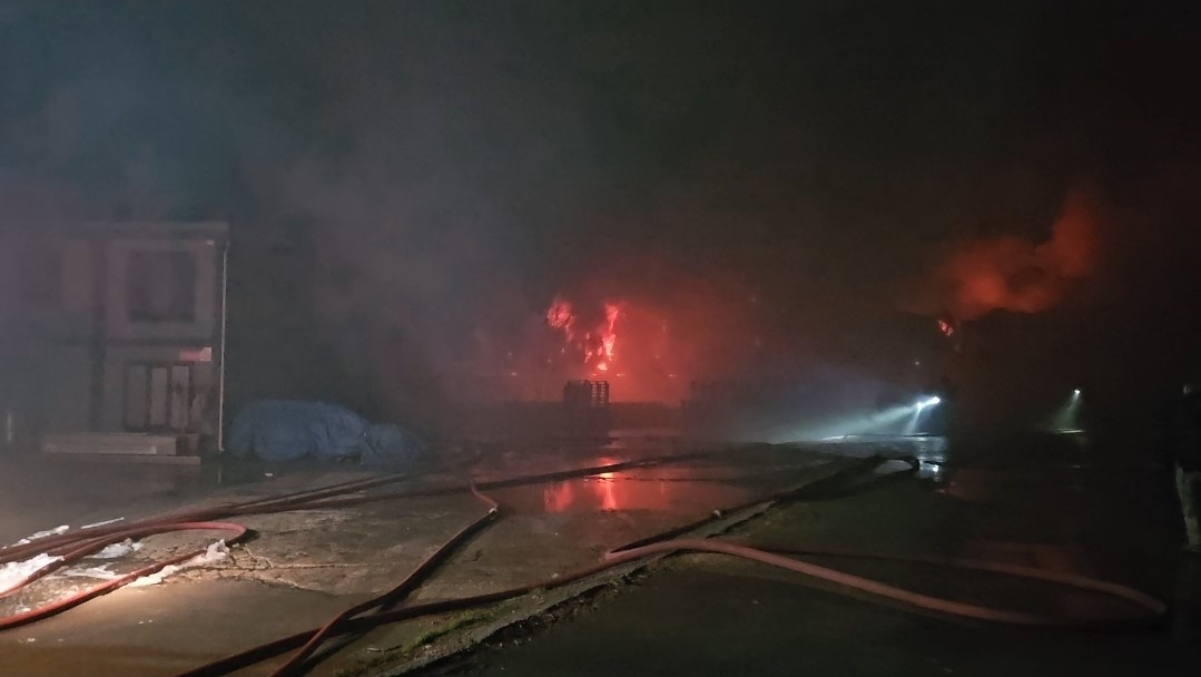 esenyurtta hirdavat fabrikasinda baslayan yangin genis alana sicradi 0 HIUGa2Uq