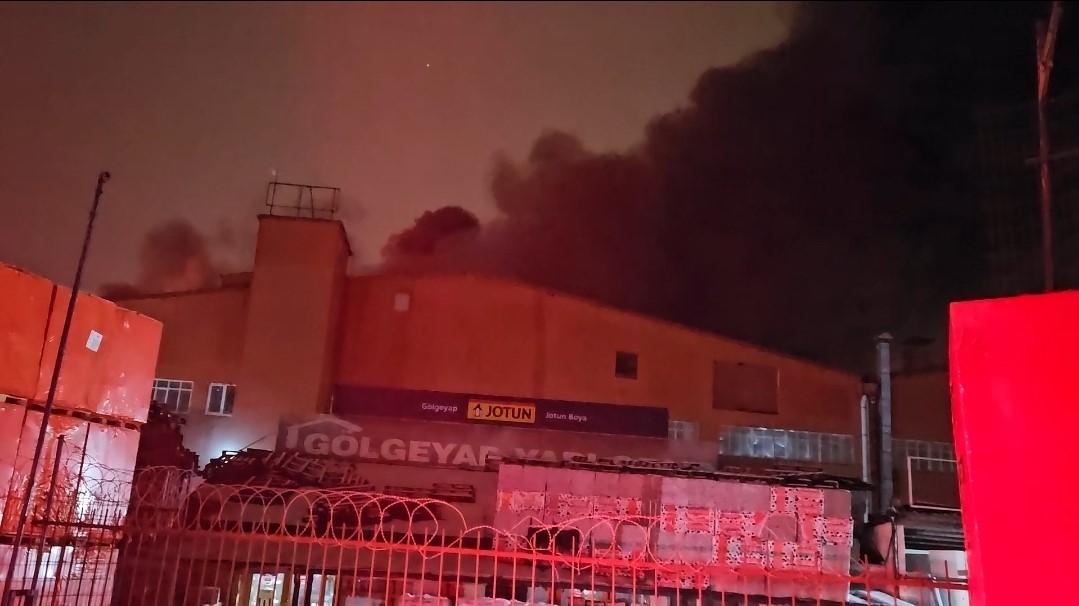 esenyurtta hirdavat fabrikasinda baslayan yangin genis alana sicradi 1 sgmhrzYR