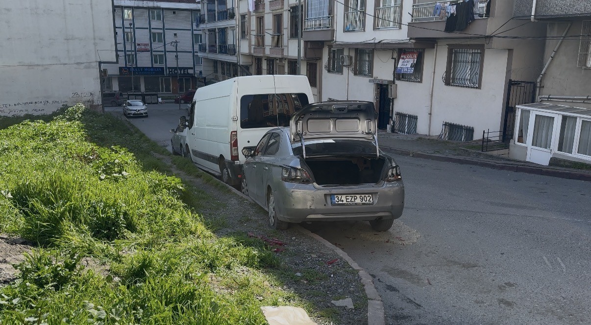 esenyurtta icinde 16 ogrencinin bulundugu servis minibusunun freni bosaldi o anlar kamerada 1 C9RGINhM