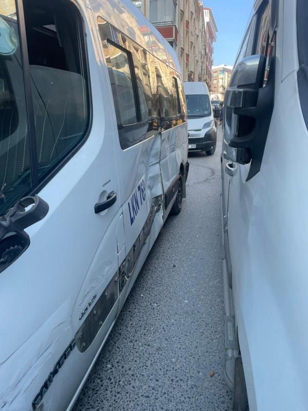 esenyurtta icinde 16 ogrencinin bulundugu servis minibusunun freni bosaldi o anlar kamerada 2