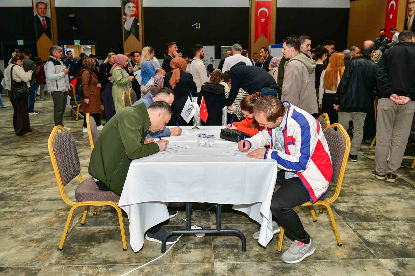 Esenyurt’ta İstihdam Seferberliği: firmalar ve vatandaşlar aynı çatıda 6 esenyurtta istihdam seferberligi firmalar ve vatandaslar ayni catida 2 5XYBCBVE