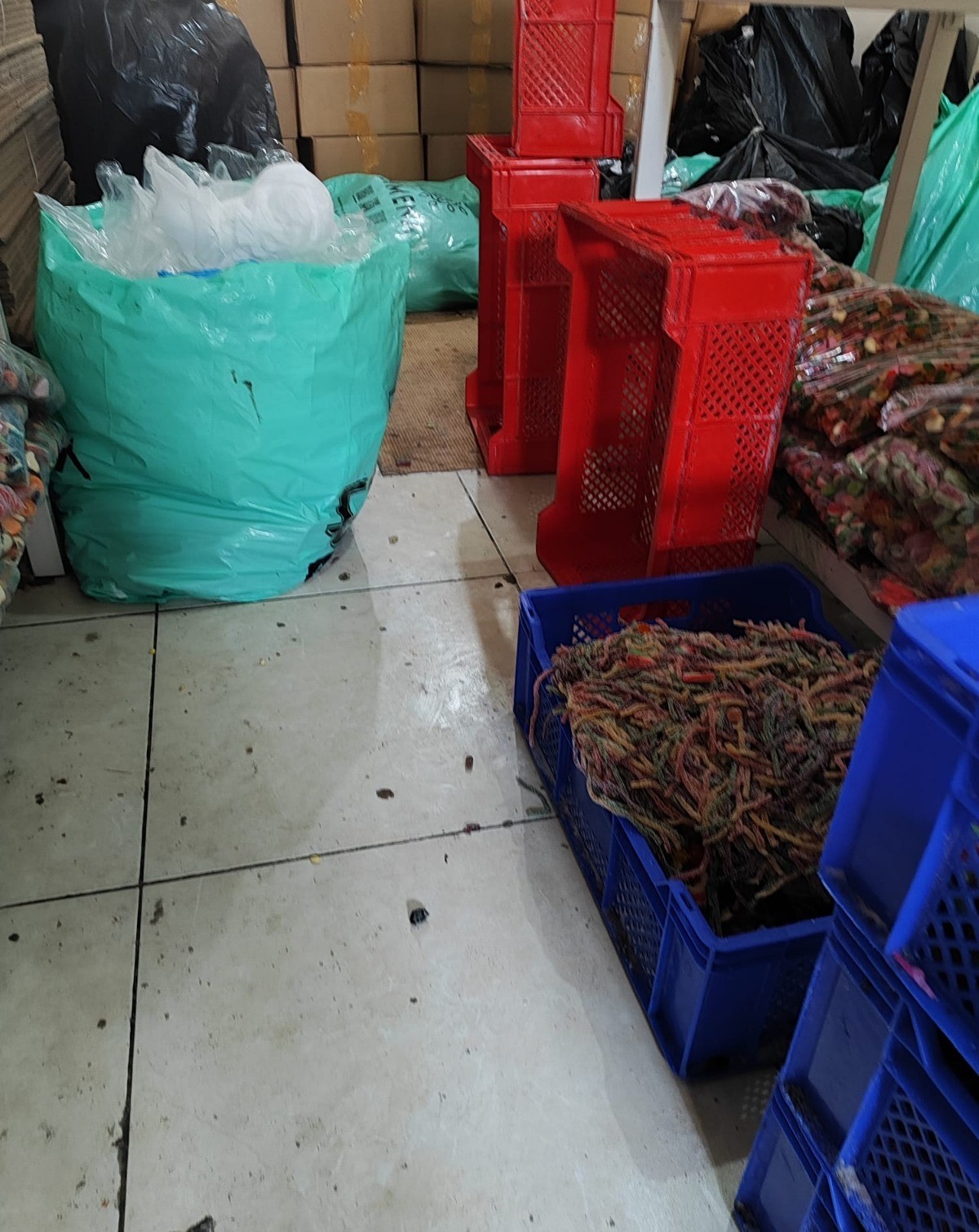esenyurtta kacak sekerleme atolyesine baskin 9 ton 400 kilo urun imha edildi 3 iTsyhl6f