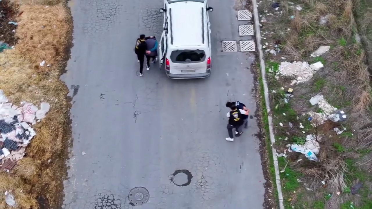 esenyurtta kamyonetten uyusturucu madde ticareti yapan suphelilere sucustu 1 myi19v3j