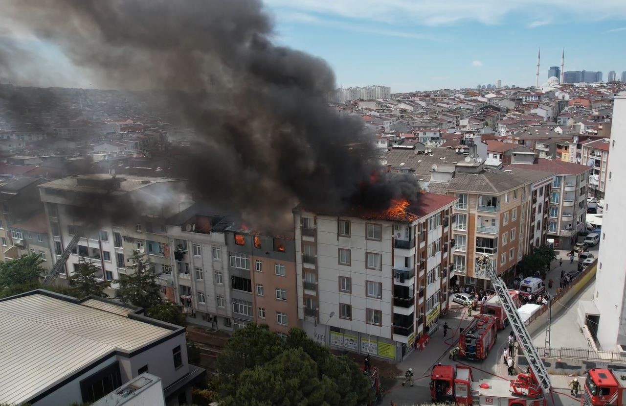 esenyurtta korkutan cati yangini 4 binanin catisina sicradi 2