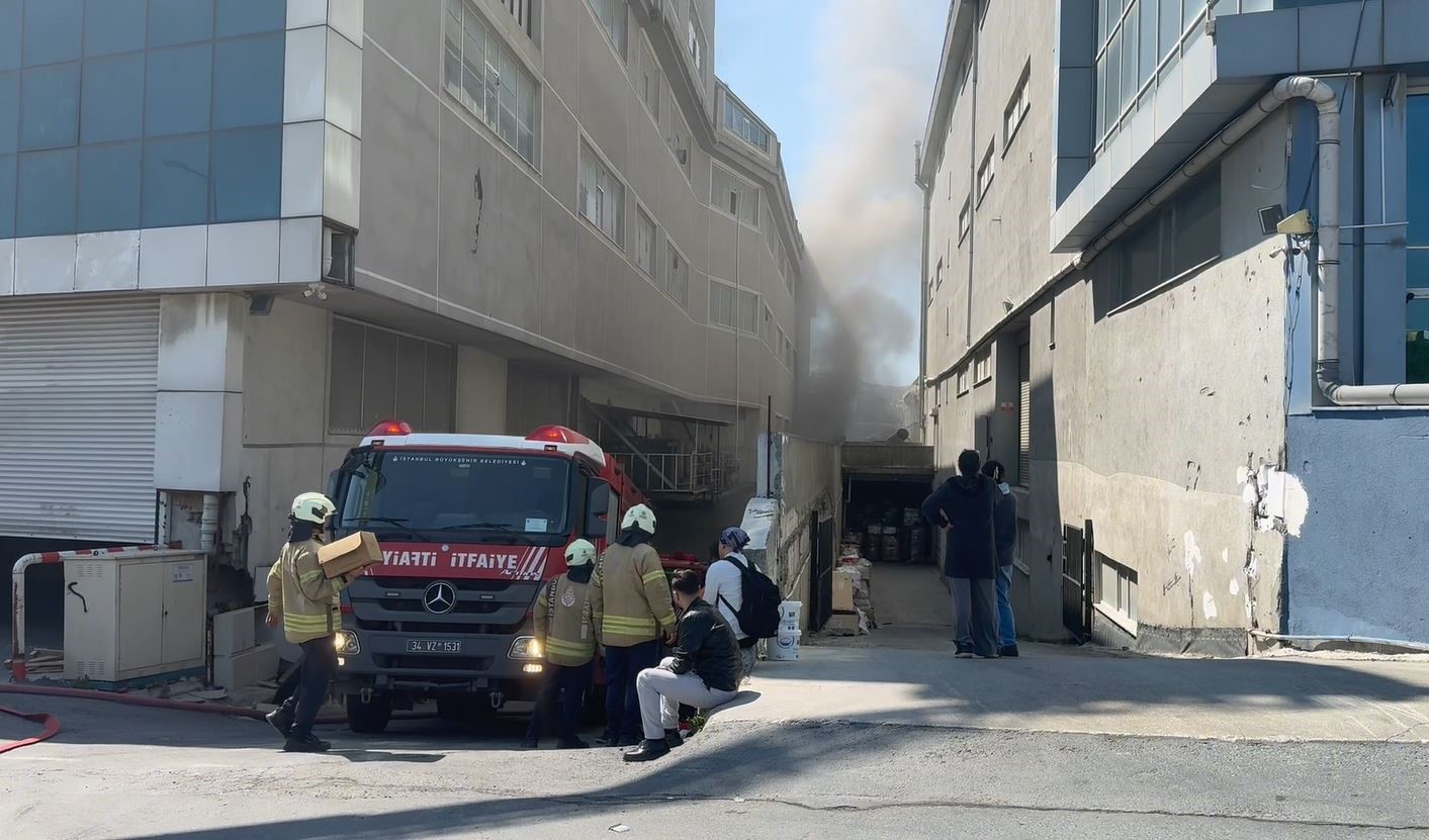 esenyurtta korkutan yangin tekstil fabrikasi alev alev yandi 1 ig17auUt