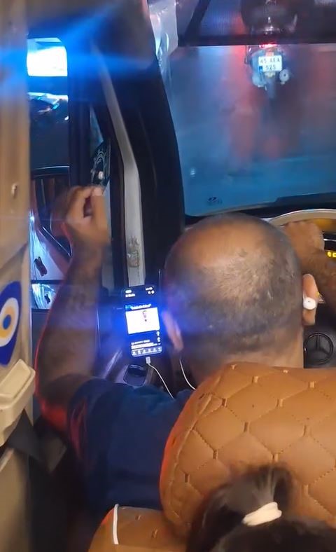 Esenyurt’ta minibüs şoförünün seyir halindeyken video izlediği anlar kamerada 4 esenyurtta minibus soforunun seyir halindeyken video izledigi anlar kamerada 0 MrqePNu9