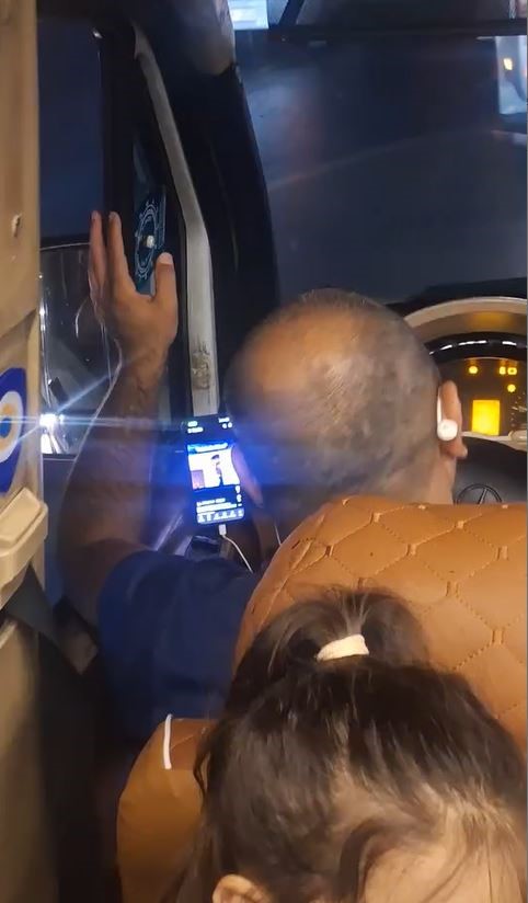 Esenyurt’ta minibüs şoförünün seyir halindeyken video izlediği anlar kamerada 5 esenyurtta minibus soforunun seyir halindeyken video izledigi anlar kamerada 1 7bwKQDpF