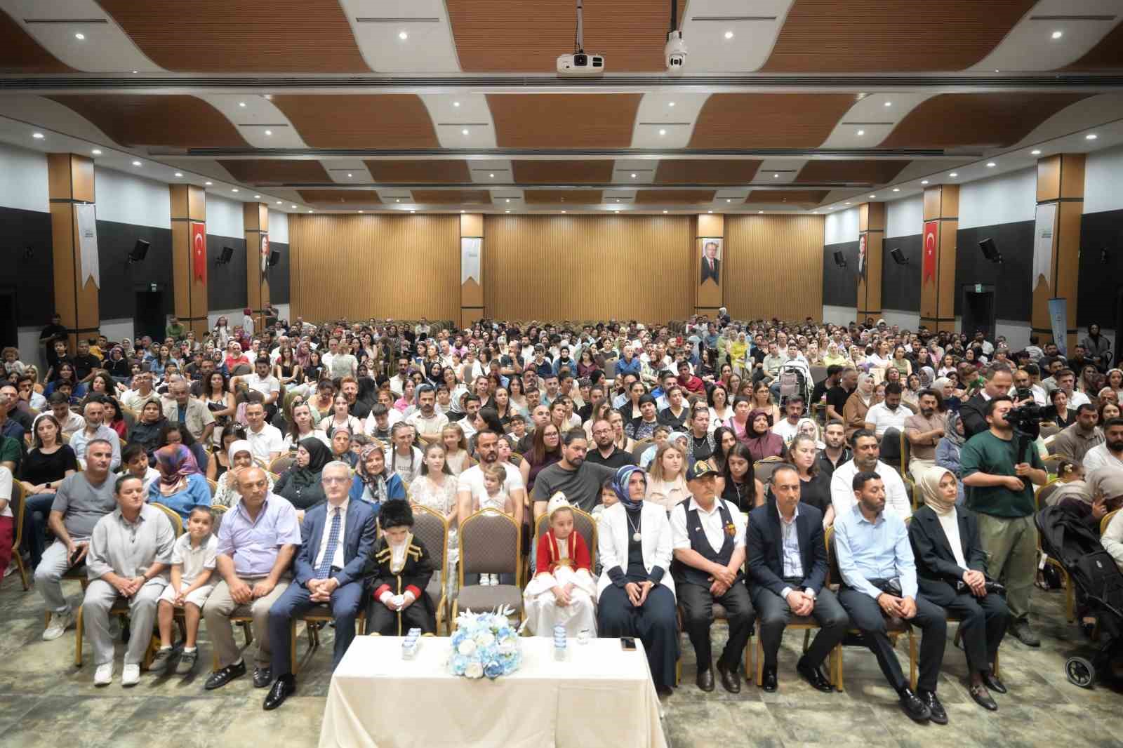 esenyurtta miniklere coskulu mezuniyet toreni 4 h4k4XWQ9