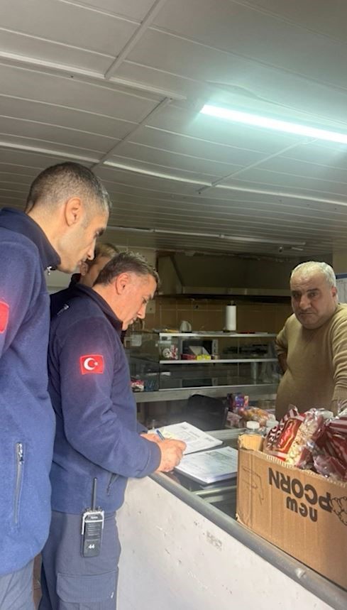 Esenyurt’ta okul kantinlerine sıkı denetim: Kurallara uymayan kantin mühürlendi 7 esenyurtta okul kantinlerine siki denetim kurallara uymayan kantin muhurlendi 3