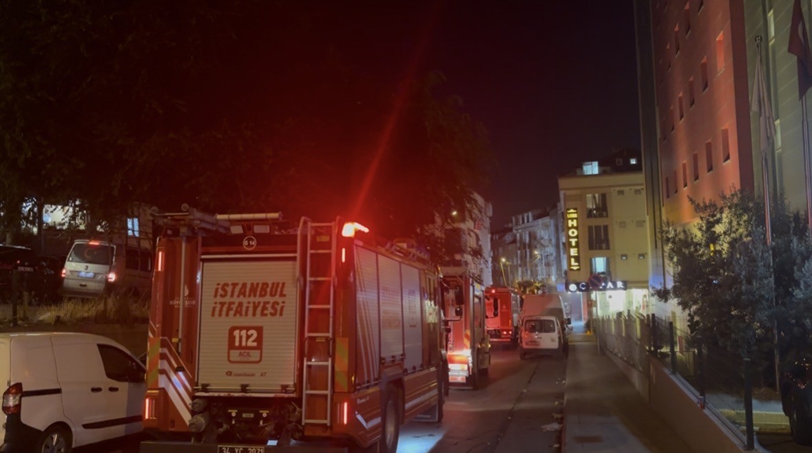 Esenyurt’ta otel yangını: Çok sayıda vatandaş mahsur kaldı 4 esenyurtta otel yangini cok sayida vatandas mahsur kaldi 0