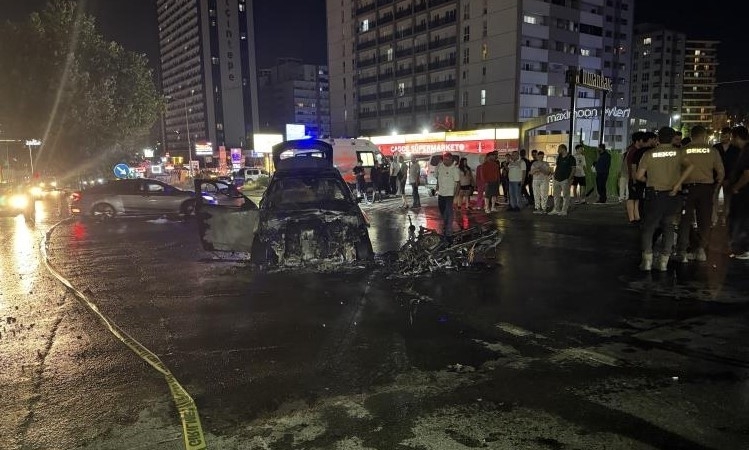 esenyurtta-otomobil-ile-motosiklet-carpisti-araclar-alevlere-teslim-oldu-Bn9zpamj.jpg