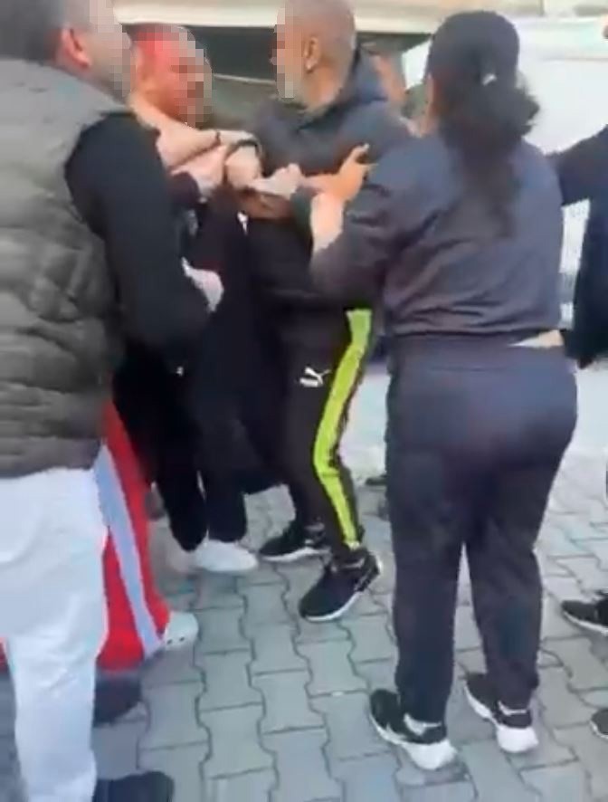 Esenyurt’ta park yeri kavgasında bıçaklar konuştu; o anlar kamerada 5 esenyurtta park yeri kavgasinda bicaklar konustu o anlar kamerada 1 b1Hz7I1c
