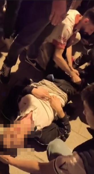 esenyurtta sampiyonluk kutlamasinda bir taraftar bacagindan bicaklandi 0 J1njV4Hc
