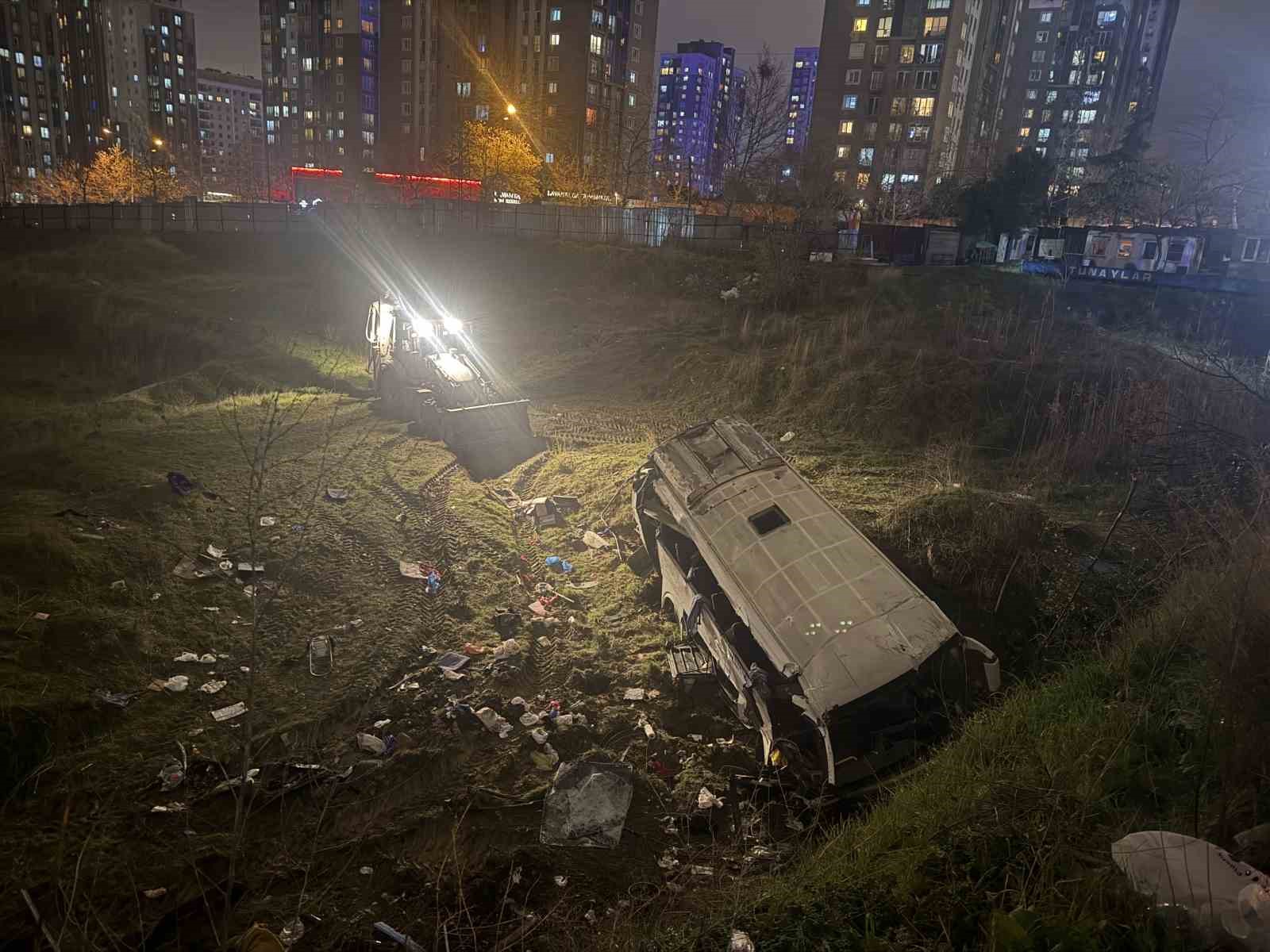 esenyurtta servis minibusu sarampole yuvarlandi 2 olu 9 yarali 4 QHBvDkbe