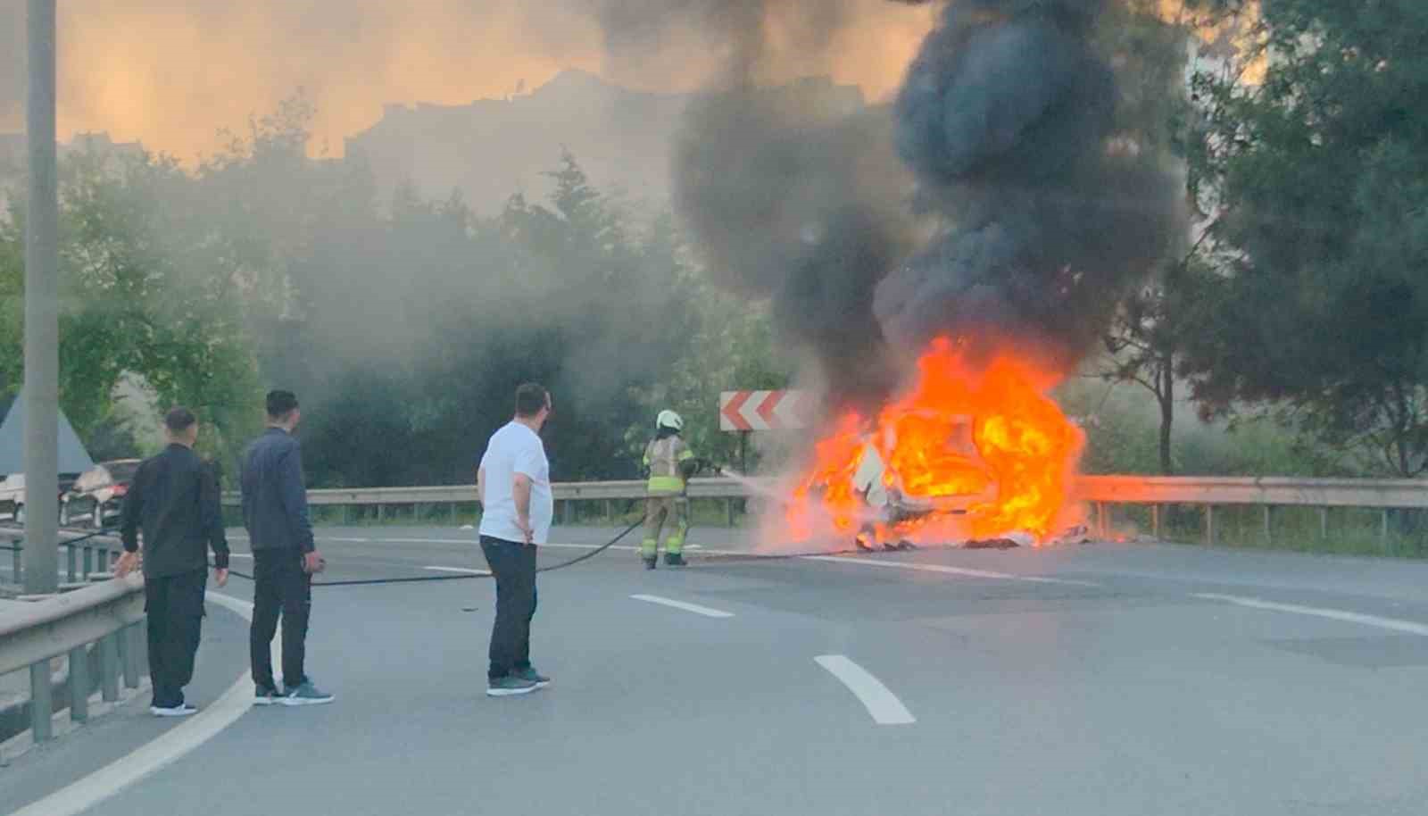esenyurtta seyir halindeki otomobil alev alev yandi 1 IRACehAD