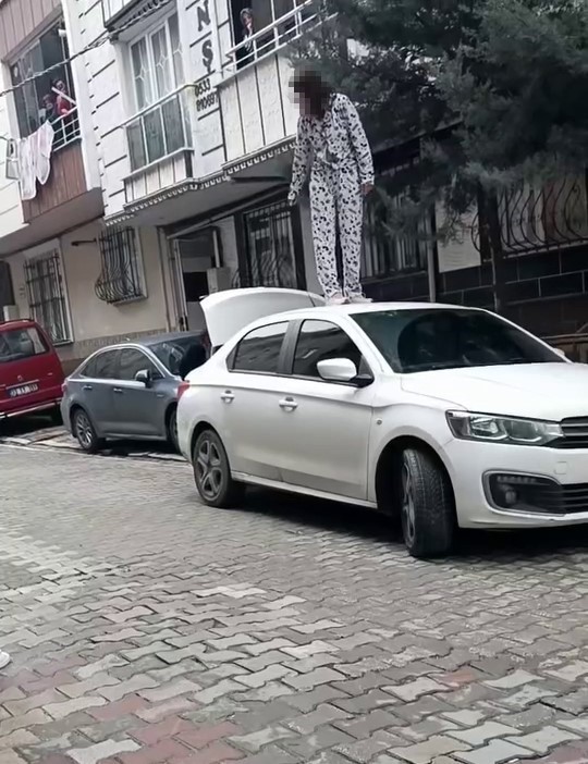 esenyurtta sinir krizi geciren kadin bir otomobilin uzerine cikarak zipladi o anlar kamerada 1 Aq2gRzfG
