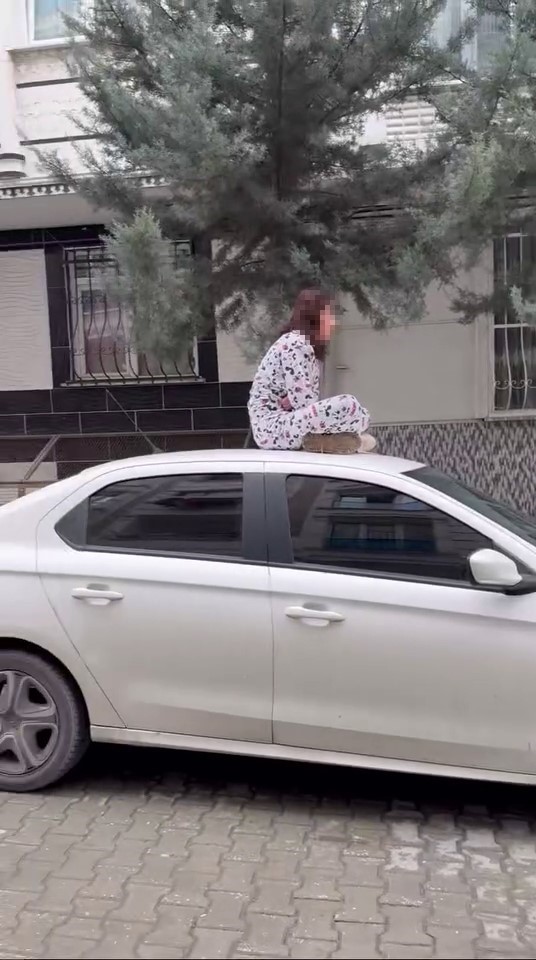 esenyurtta sinir krizi geciren kadin bir otomobilin uzerine cikarak zipladi o anlar kamerada 2 2CaCeUrq