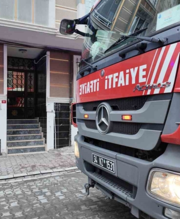 esenyurtta-sinir-krizi-geciren-kadin-bir-otomobilin-uzerine-cikarak-zipladi-o-anlar-kamerada-9VN8RAbm.jpg