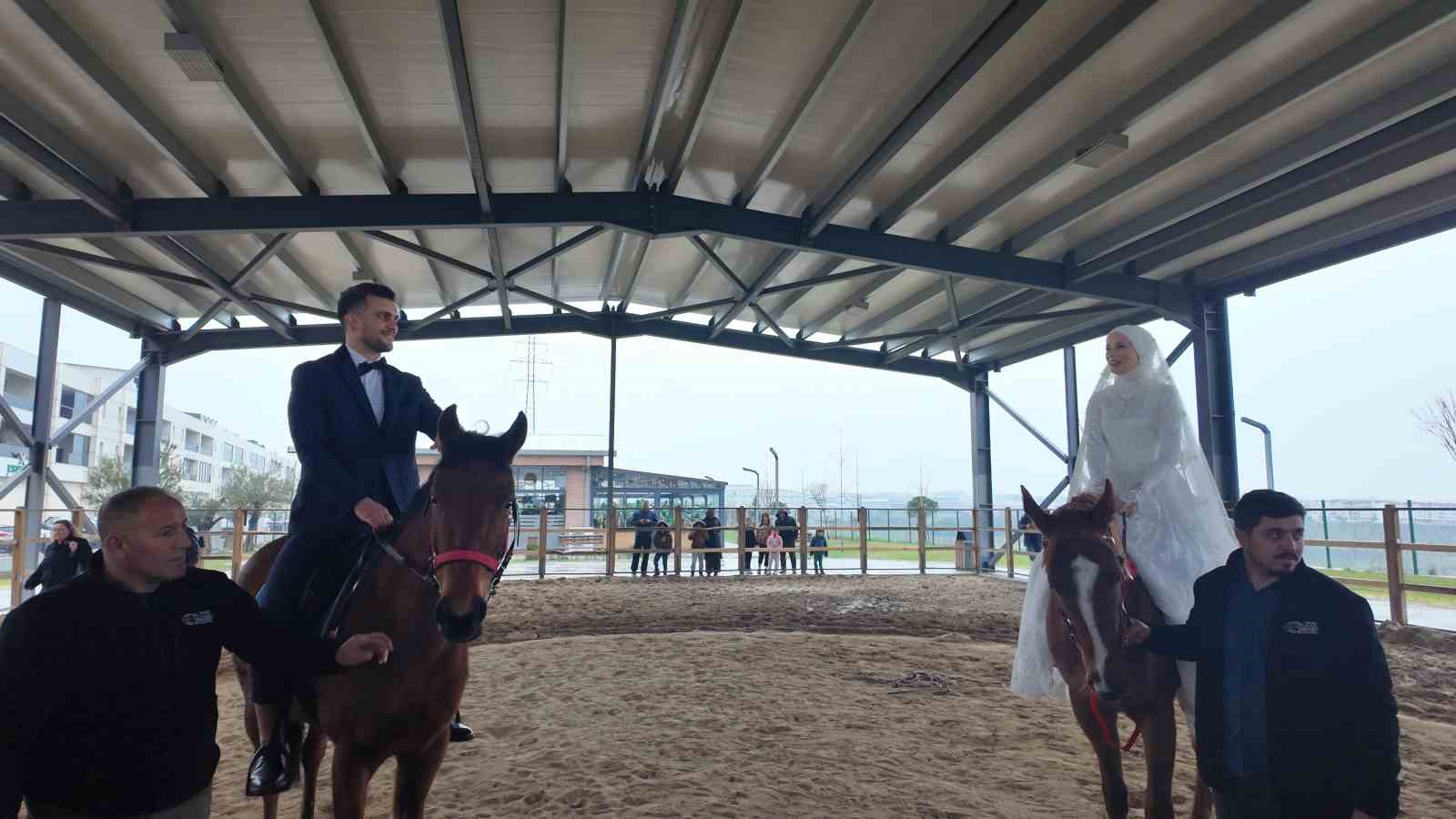 Esenyurt’ta sıra dışı nikahta gelin ve damat at üstünde dünya evine girdi 5 esenyurtta sira disi nikahta gelin ve damat at ustunde dunya evine girdi 1