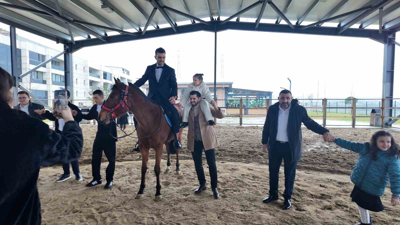 Esenyurt’ta sıra dışı nikahta gelin ve damat at üstünde dünya evine girdi 6 esenyurtta sira disi nikahta gelin ve damat at ustunde dunya evine girdi 2 nrNOVN4P
