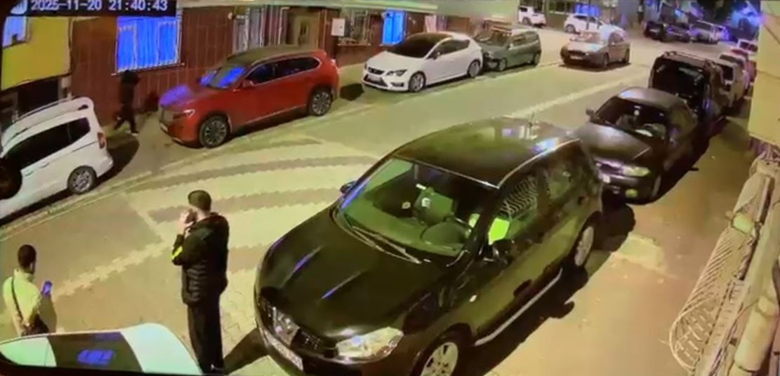 esenyurtta sokaktaki 2 kisiye silahli saldiri o anlar kamerada 1 nBvpwZyT
