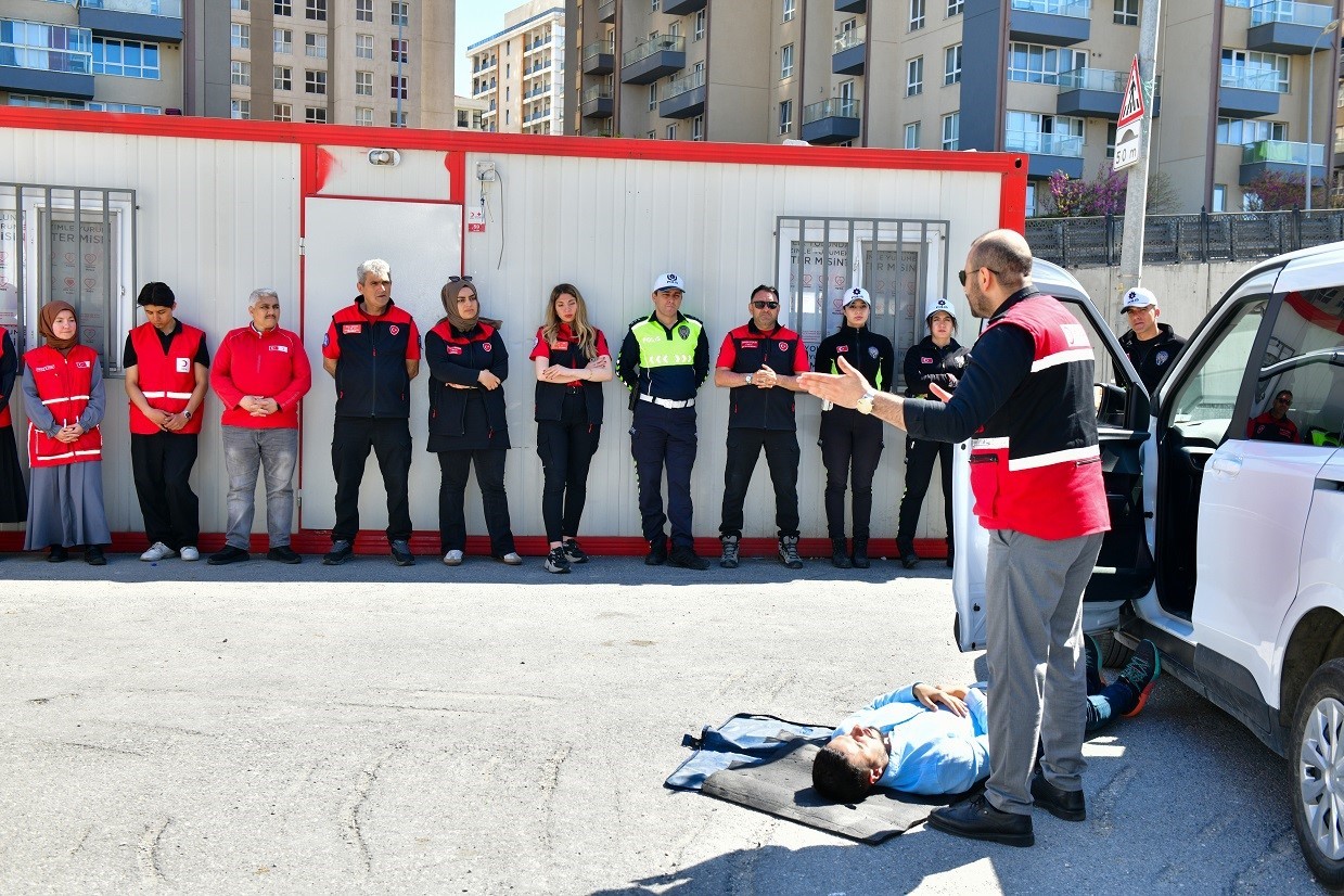 esenyurtta suruculere ilk yardim ve trafik bilinci egitimi verildi 2