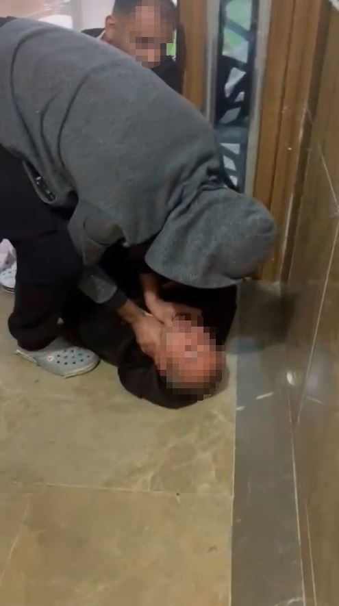 esenyurtta taciz iddiasi mahalleli supheliyi dovdukten sonra polise teslim etti 0 c6wtZpZG