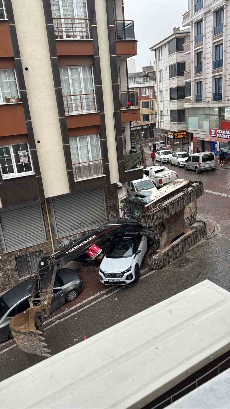 esenyurtta tir dorsesindeki is makinesi devrildi 2 otomobil hasar gordu 0 hvbJ7C1j
