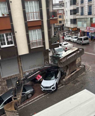 esenyurtta-tir-dorsesindeki-is-makinesi-devrildi-2-otomobil-hasar-gordu-ICujG1NX.jpg