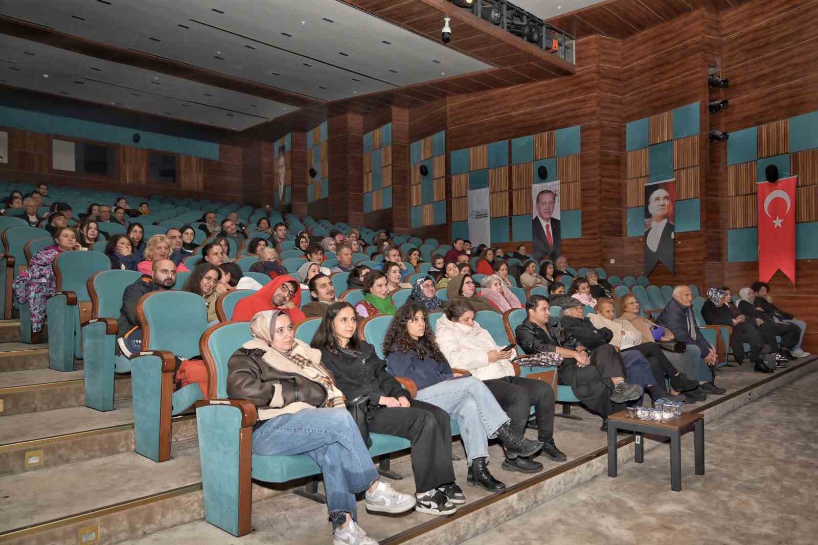 esenyurtta tiyatro dolu bir sezon her ay 3 oyun sahnelendi 6