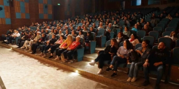 esenyurtta-tiyatro-dolu-bir-sezon-her-ay-3-oyun-sahnelendi-ShIxJp3U.jpg