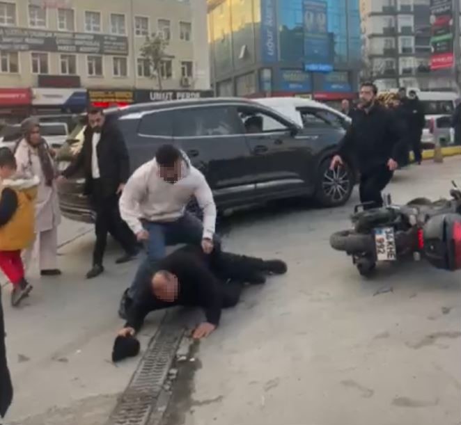 esenyurtta trafikte tartistigi arac surucusunu olduresiye dovdu o anlar kamerada 0 a6uiIC3P