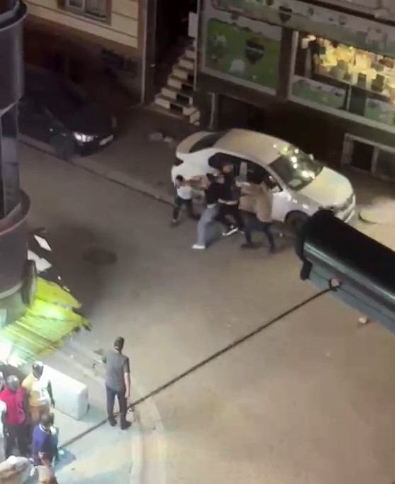 esenyurtta yabanci uyruklu 3 sahis birbirine girdi cevredekiler guclukle ayirdi 1 eaCWzOP8