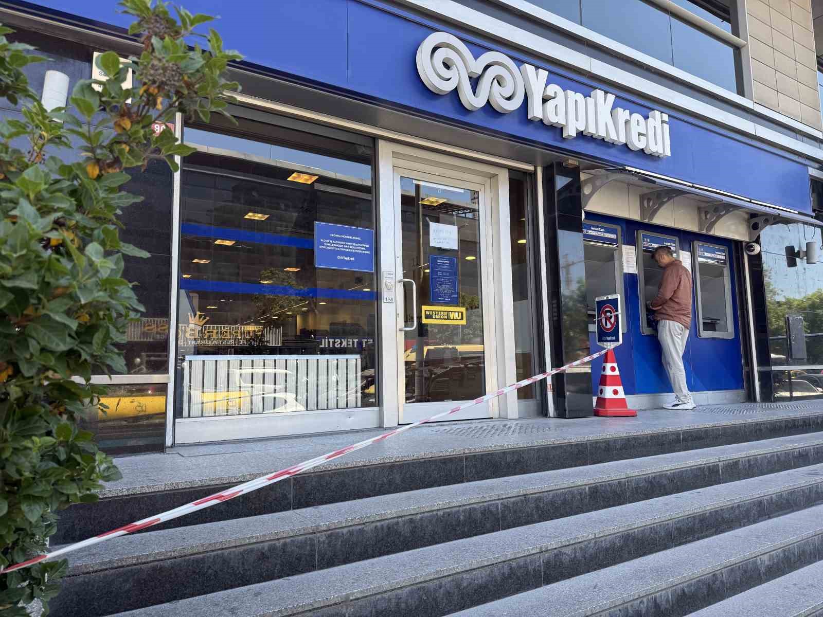 esenyurtta yapi kredi bankasi subesine silahli saldiri 0 gauFfGqW